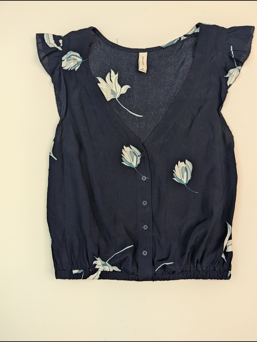 Gentle Fawn Navy Floral Button-Front V-Neck Flutter Sleeve Top